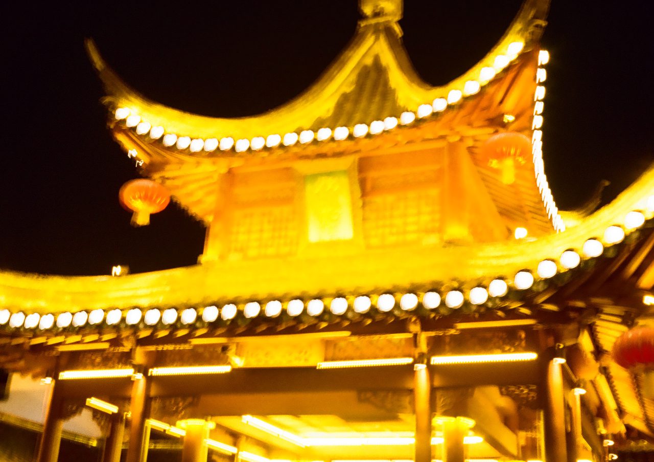 夜色中亮灯的中式楼阁
