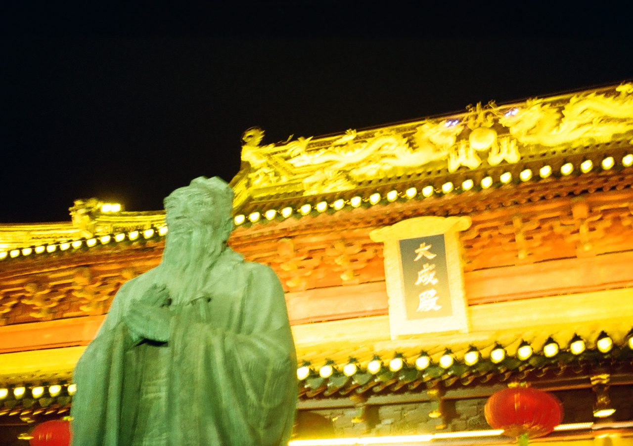 夜色中的大成殿与孔子像